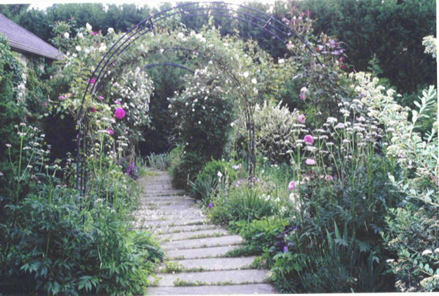 2002-05-29 09.49.14.jpg- Sorin front yard rose garden