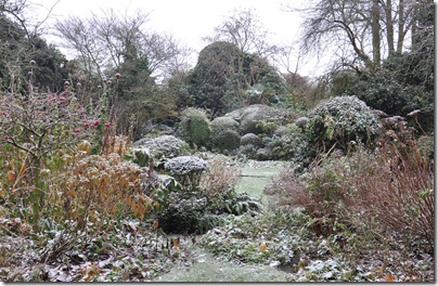 4 December, er ligt een dun laagje sneeuw over de tuin, waardoor de contouren en kleuren van de beplanting zichtbaar blijven.